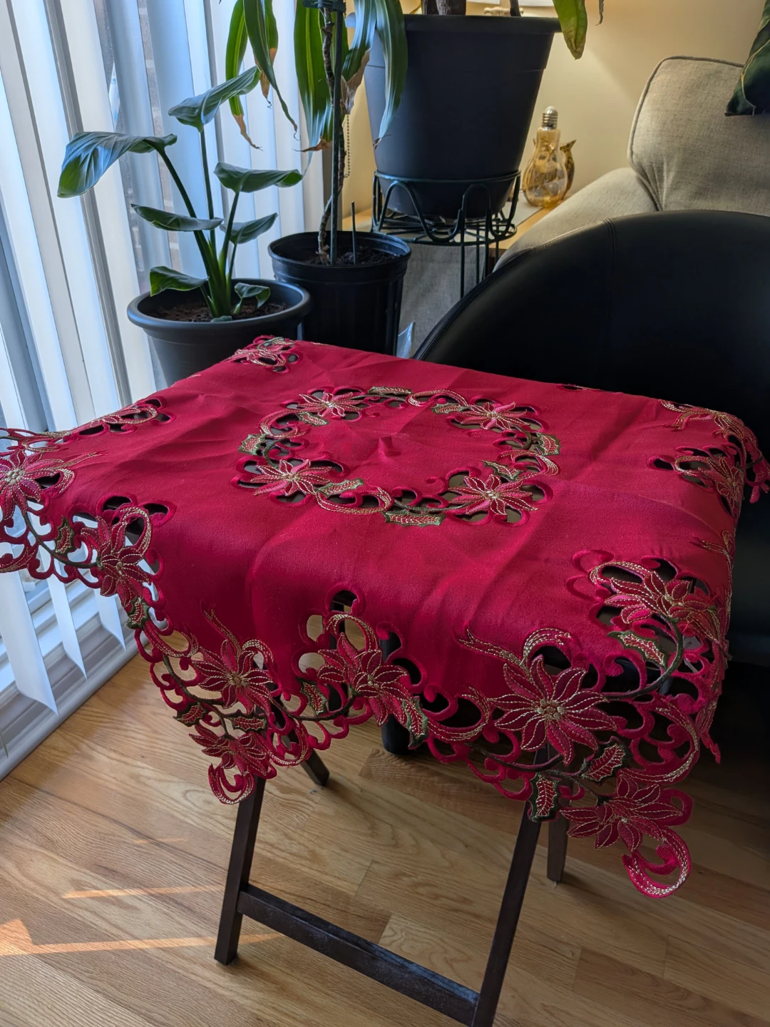 Nappe festive rouge avec broderies dorées et vertes - photo 3