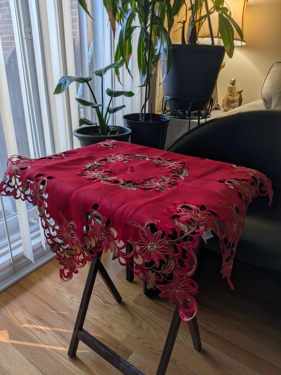 Nappe festive rouge avec broderies dorées et vertes - photo 4