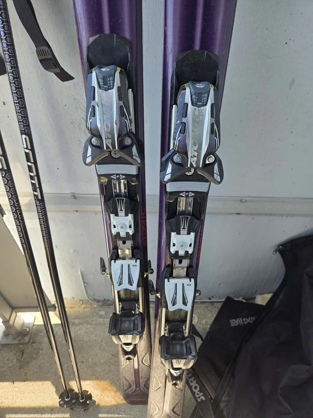 Atomic Nomad skis with Scott poles and ski bag - photo 4