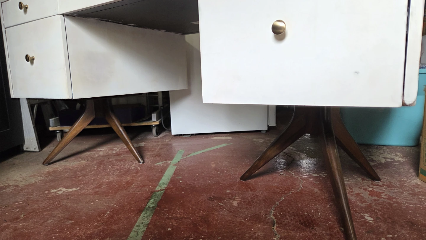 Hekman White Mid-Century Modern Desk with Drawers - photo 4