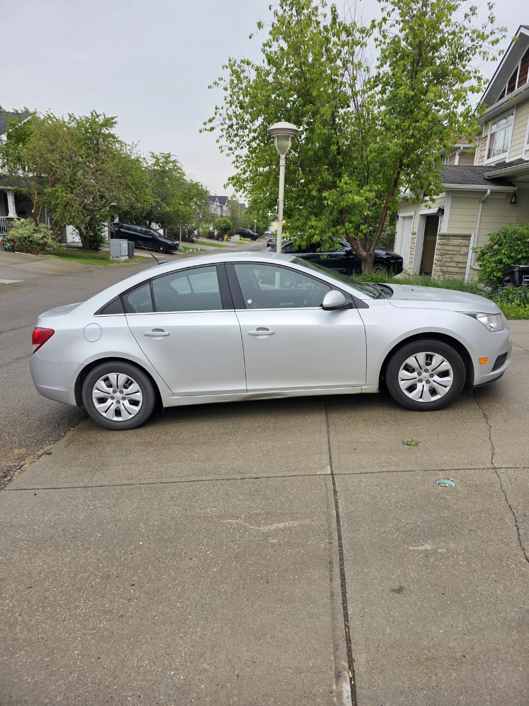 Silver Chevrolet Cruze - photo 2
