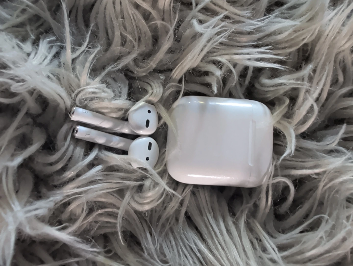 Apple AirPods (2nd Gen) with Charging Case - photo 3