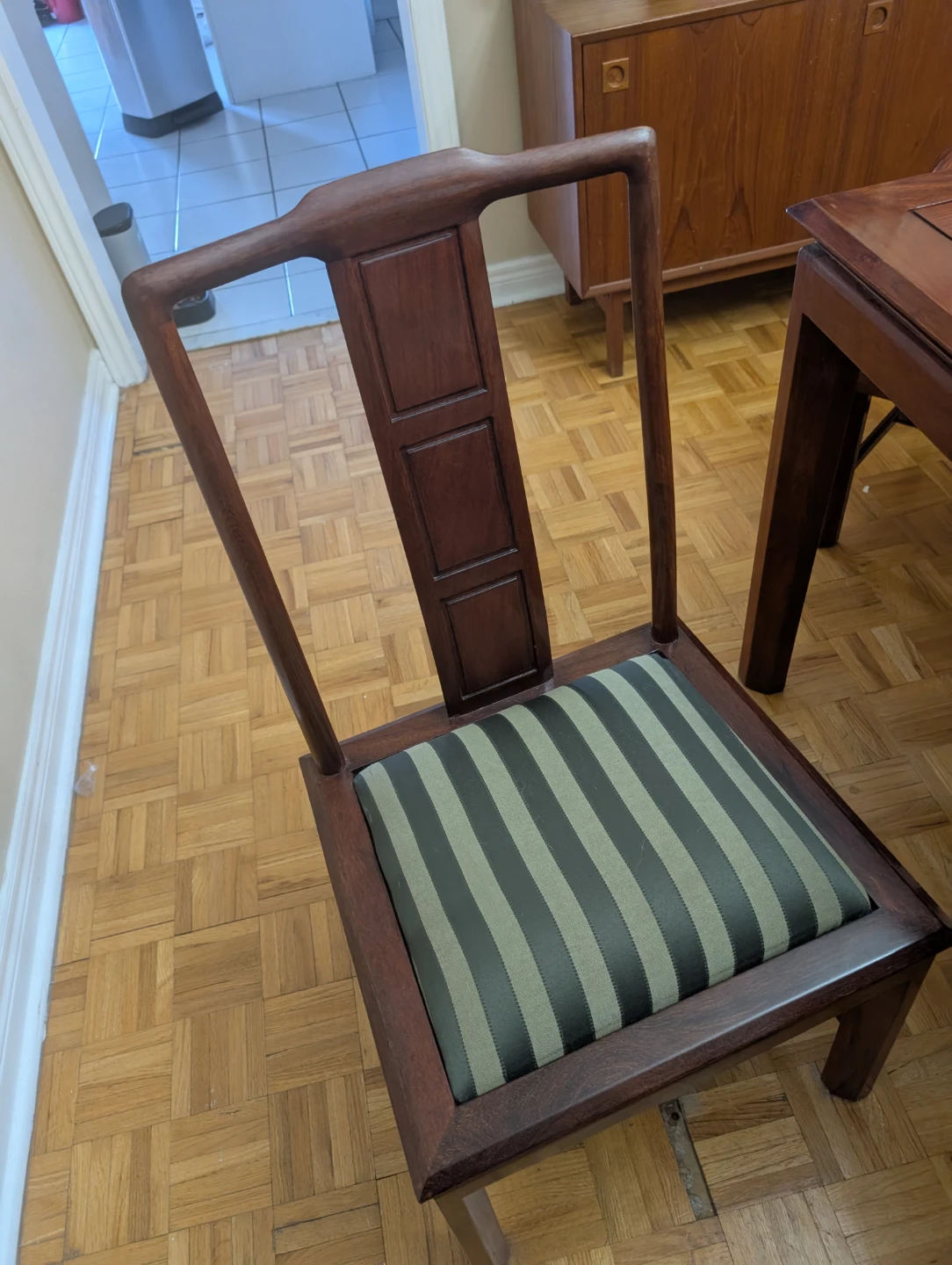 Beautiful mahogany  Dining Table and Chairs Set - photo 4