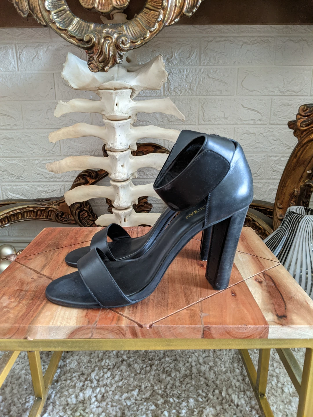 LE CHÂTEAU Black Heel Sandals size 8.5 - photo 3