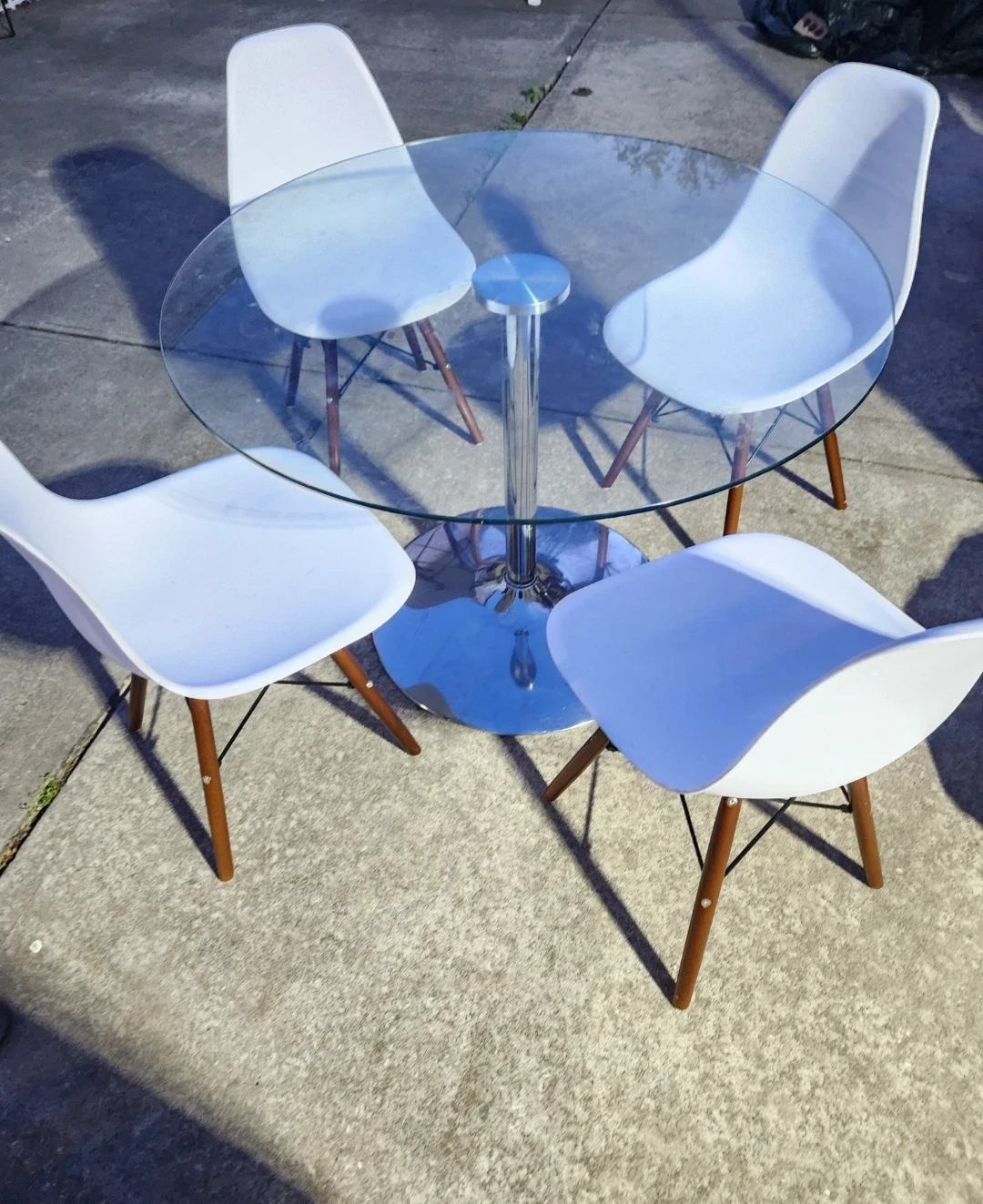 Like new Glass Top Dining Table Set with 4 White Chairs