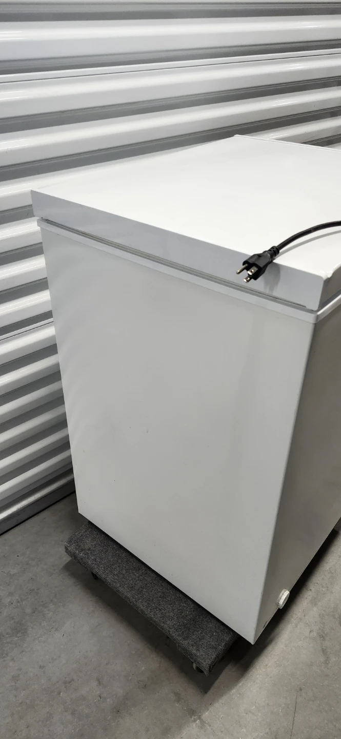Frigidaire deep freezer 25*21*33"WDH - photo 2