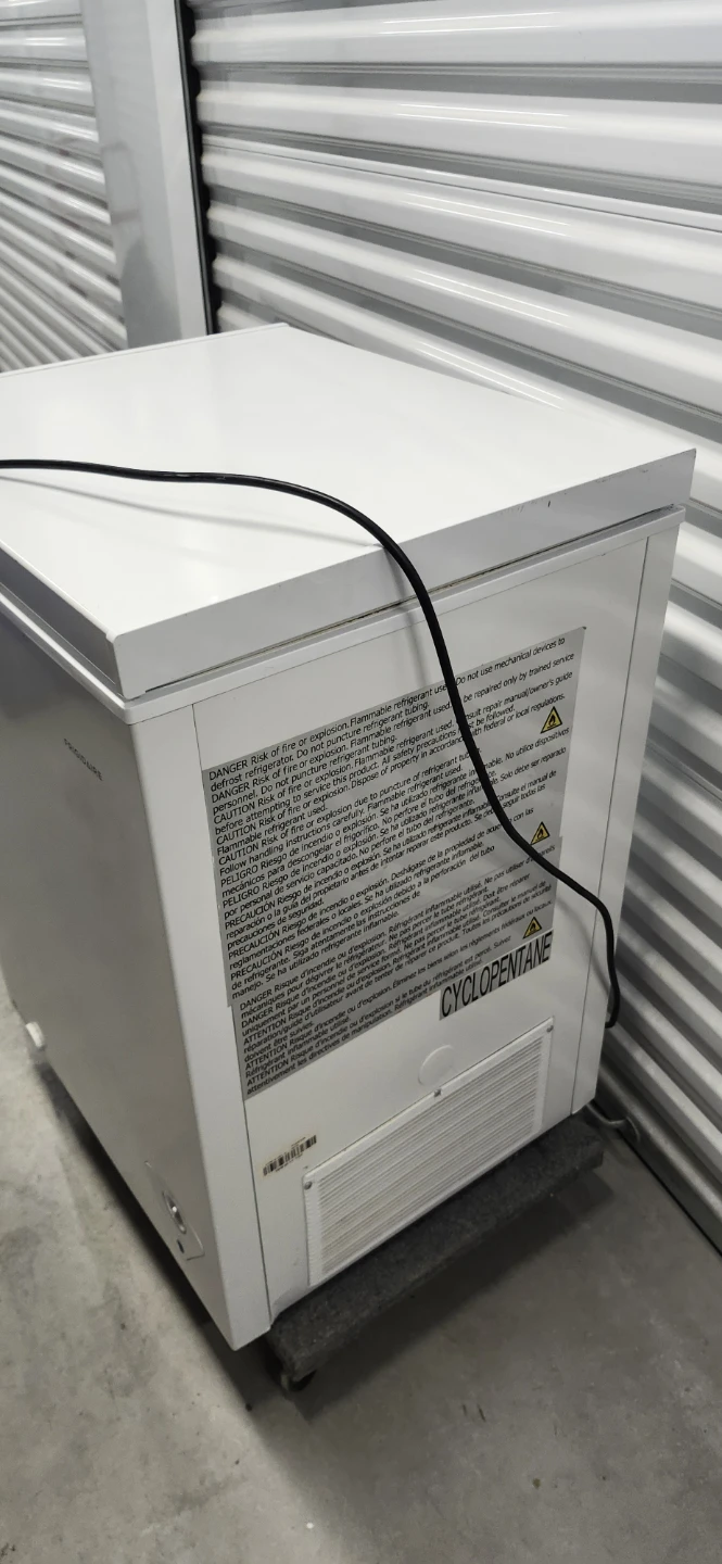 Frigidaire deep freezer 25*21*33"WDH - photo 5