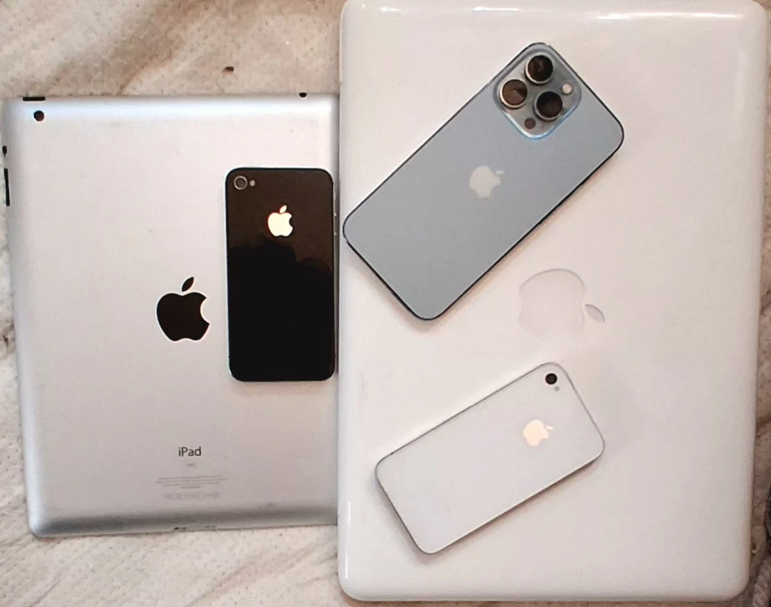 Apple iPad, iPhone 13 Pro, iPhone 4, MacBook Pro