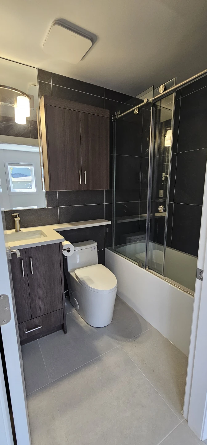 2 bedroom 1.5 bathroom laneway for rent - photo 2