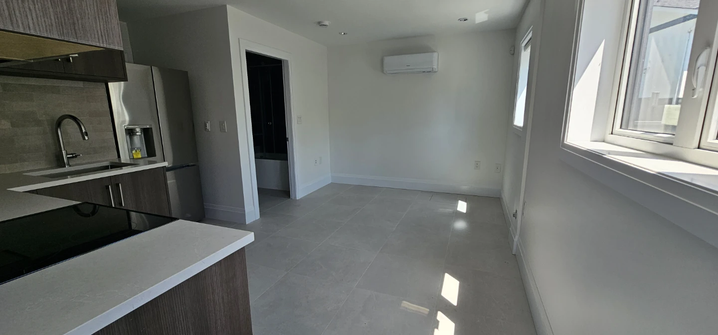 2 bedroom 1.5 bathroom laneway for rent - photo 3