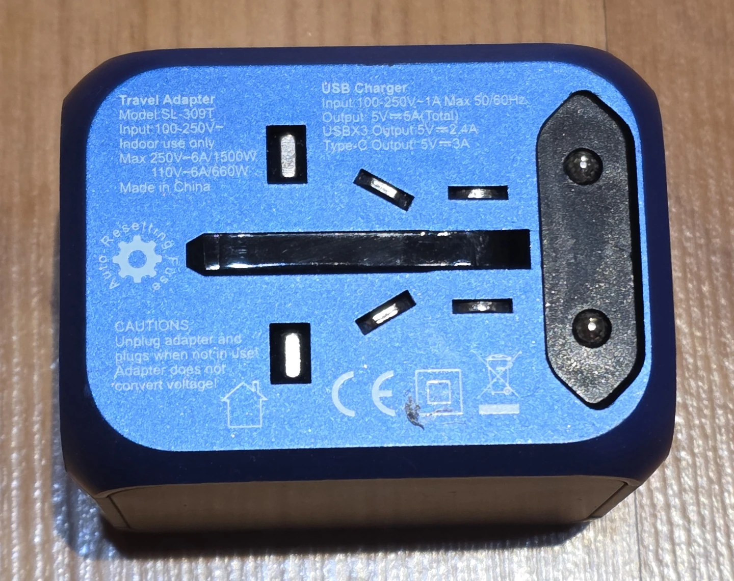 Universal Travel Adapter SL-309T - photo 2