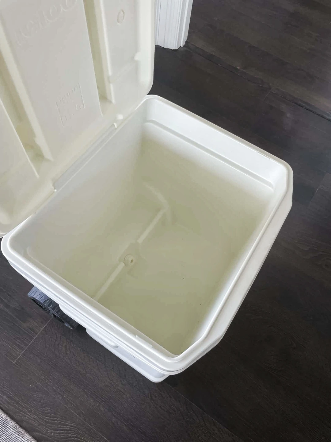 Igloo Guinness Rolling Cooler - photo 4