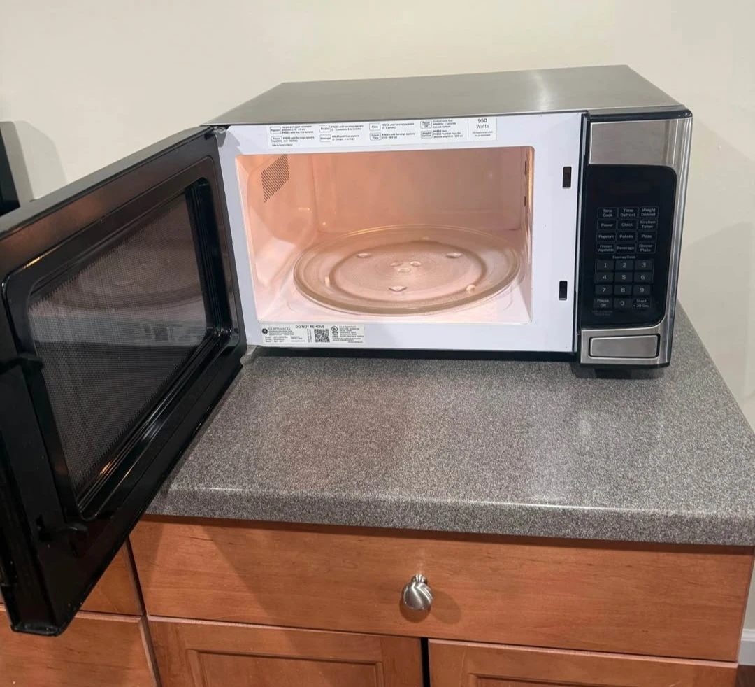 GE 950 Watt Microwave - photo 3