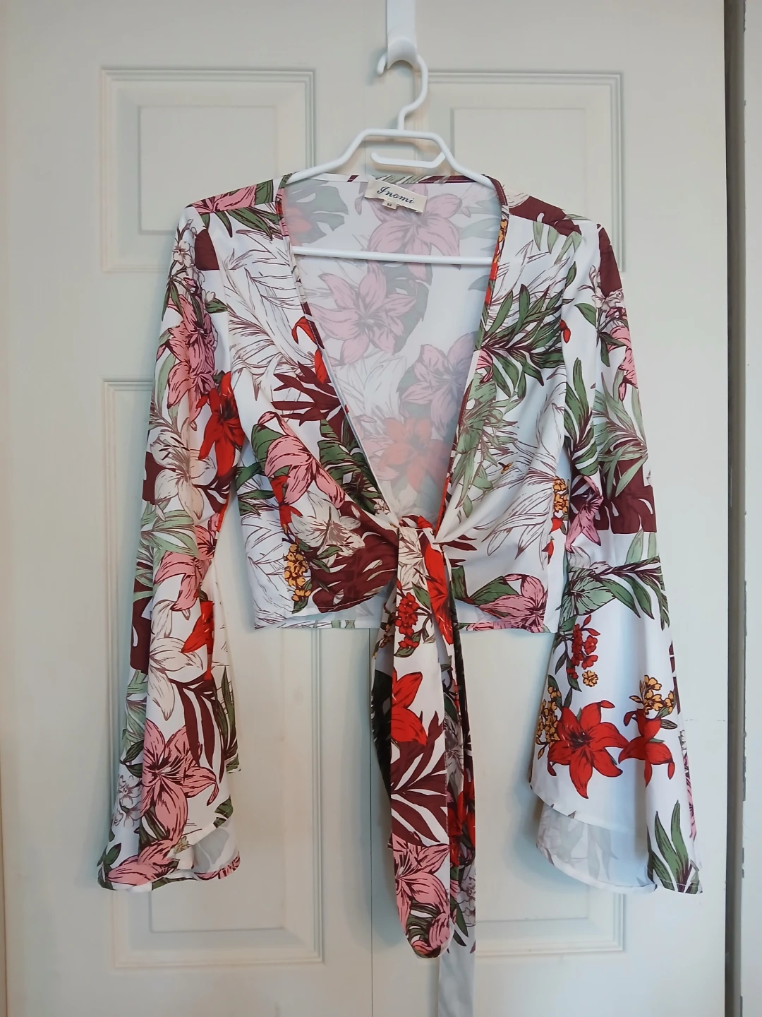 Inomi versatile floral bell sleeved tied top size medium (M)
