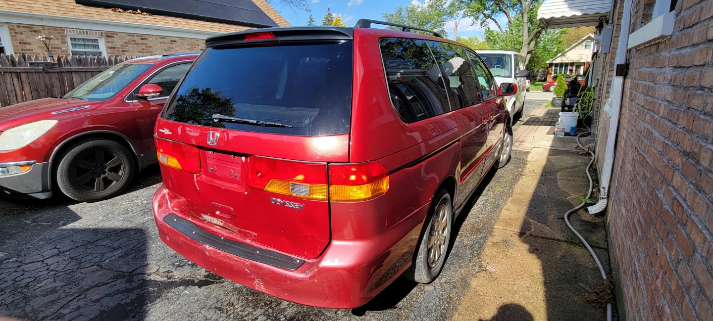 Red Honda Odyssey Minivan - photo 4