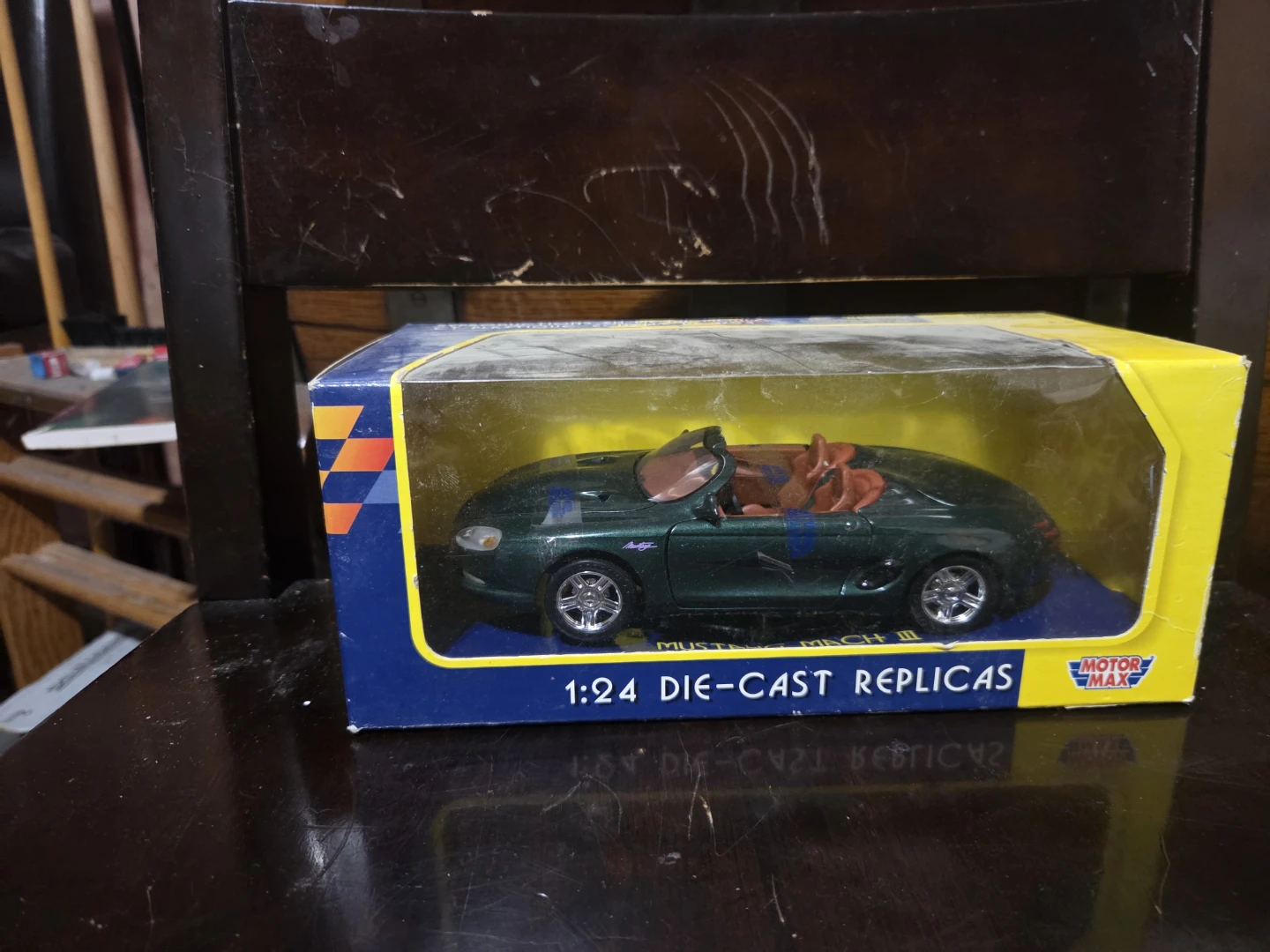 Motor Max 1:24 Ford Mustang Mach III Die-Cast Replica
