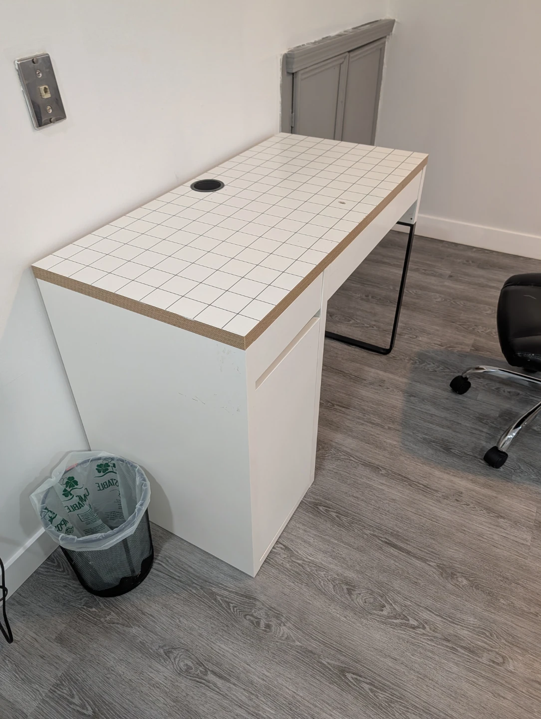 White Grid Pattern Desk with Drawer - photo 2