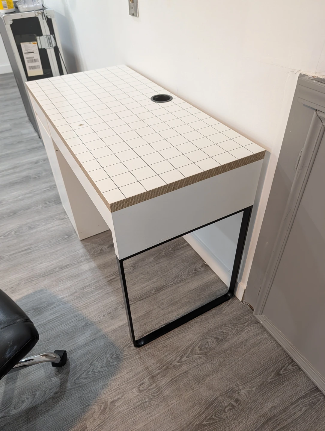 White Grid Pattern Desk with Drawer - photo 3