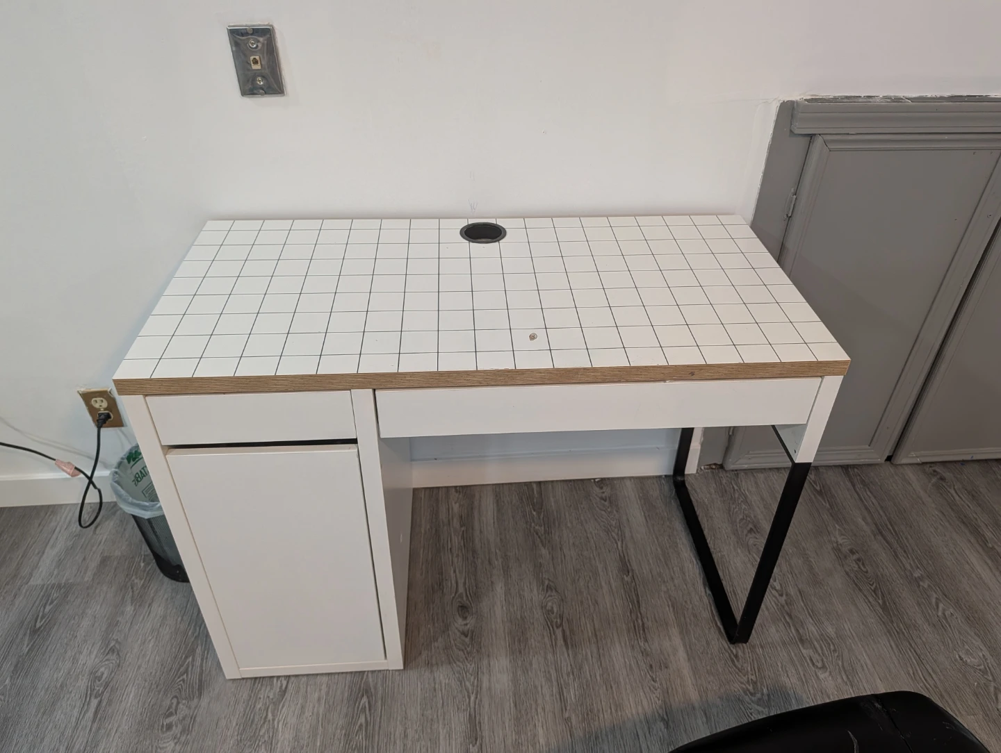 White Grid Pattern Desk with Drawer - photo 4