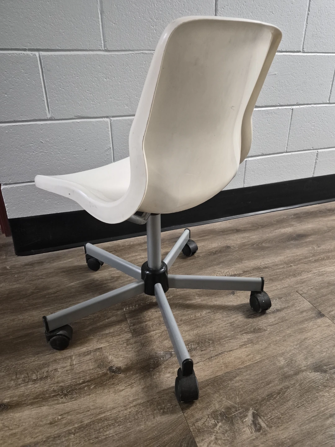 White Swivel Desk Chair - photo 2