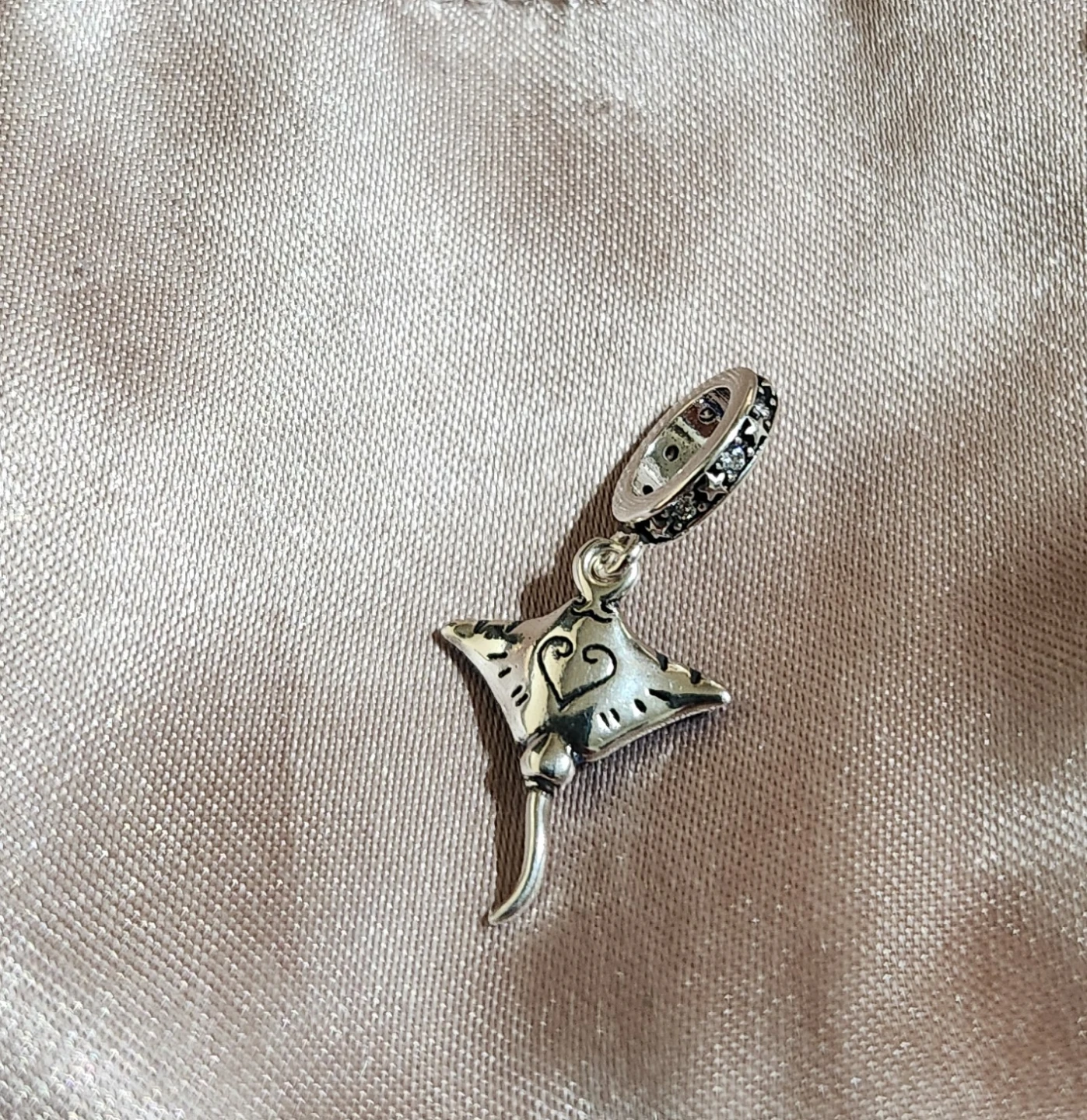 Glow-in-the-dark Manta Ray Charm - photo 2