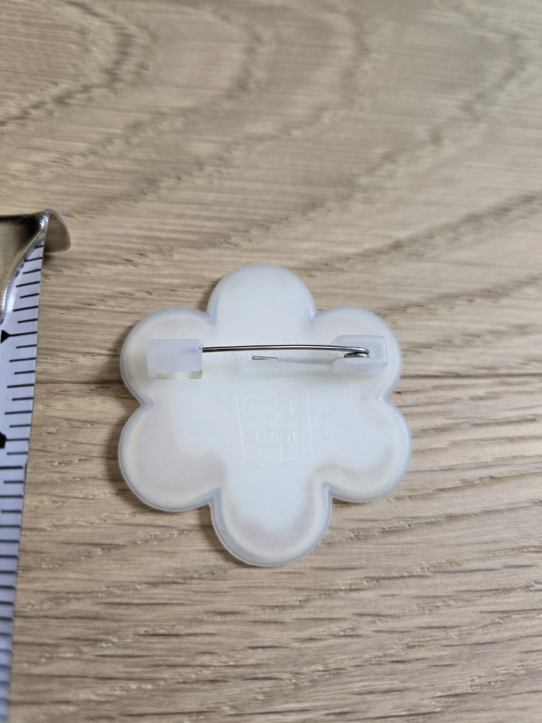 Vintage 2007 Hello Kitty Flower Pin Badge - photo 3
