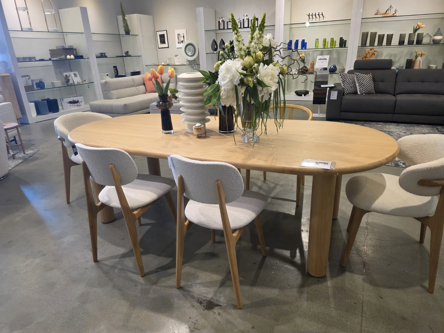 Wooden Oval Dining Table with 4 Bouclé Chairs - photo 5