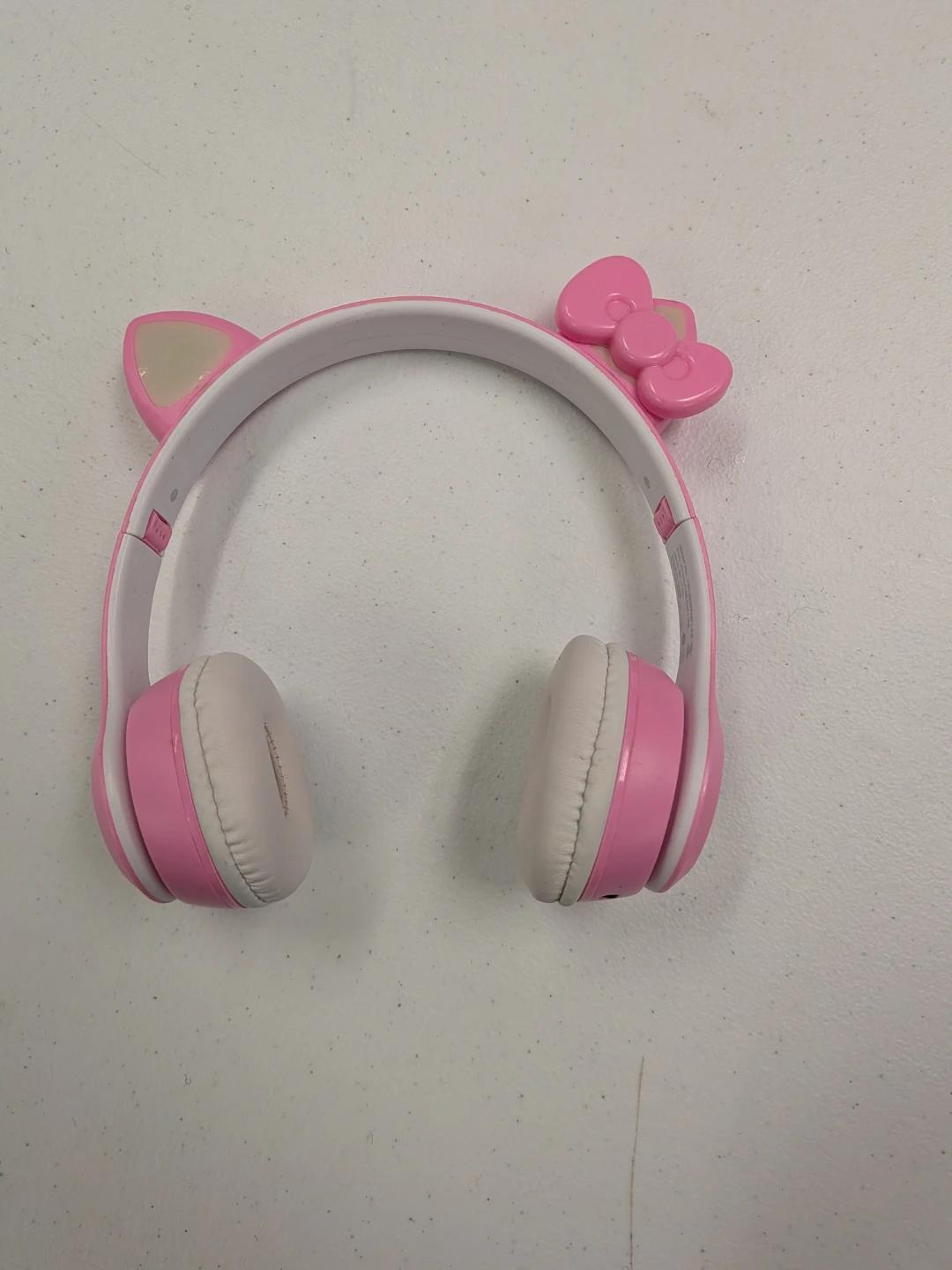 Hello Kitty Wireless Light-Up Headphones