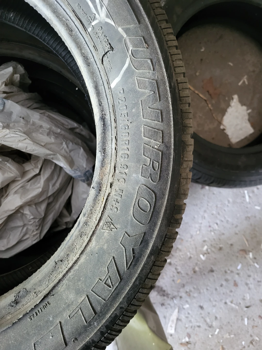 Uniroyal Tiger Paw Snow Tires (4) P205/60R16 - photo 3
