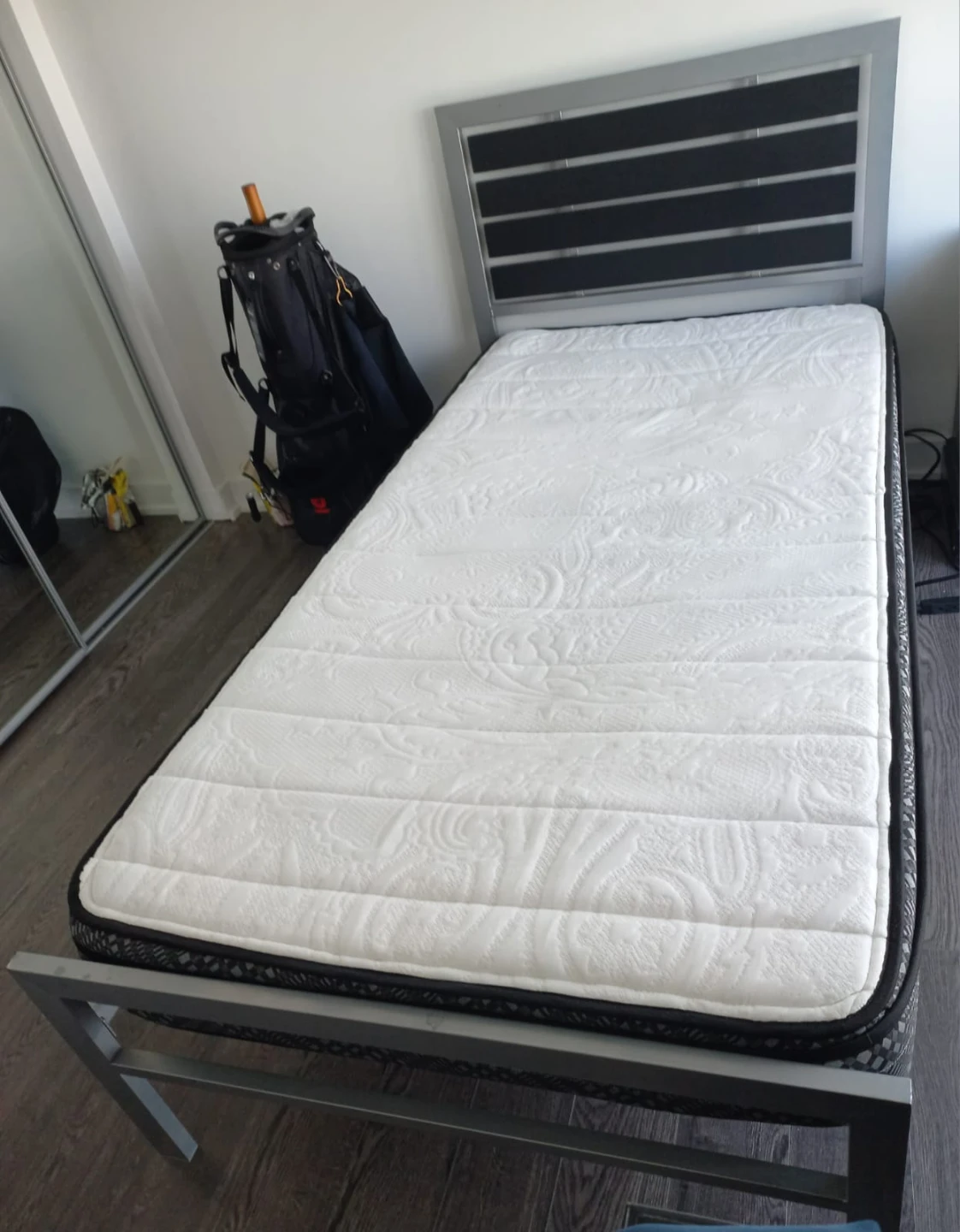 For Sale: Modern Twin Bed Set - Frame+Mattres - photo 3