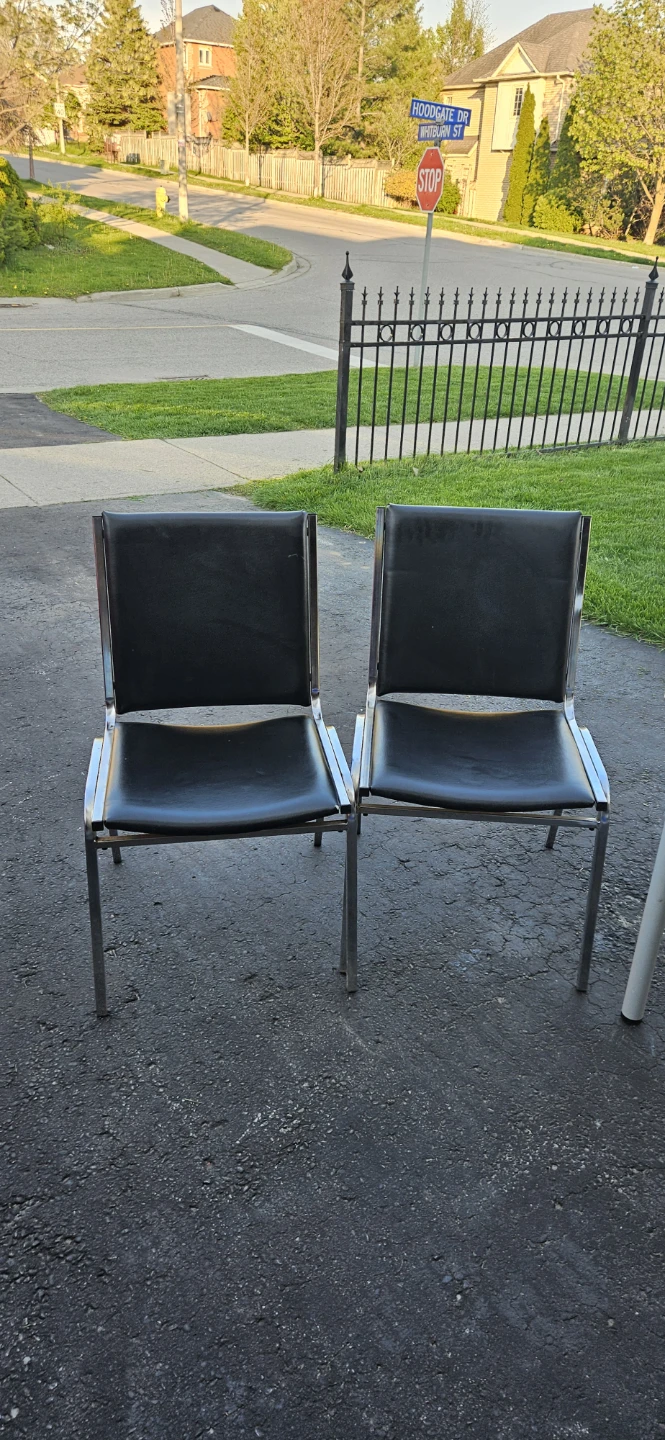 Set of 2 black dining chairs and white desk - photo 2