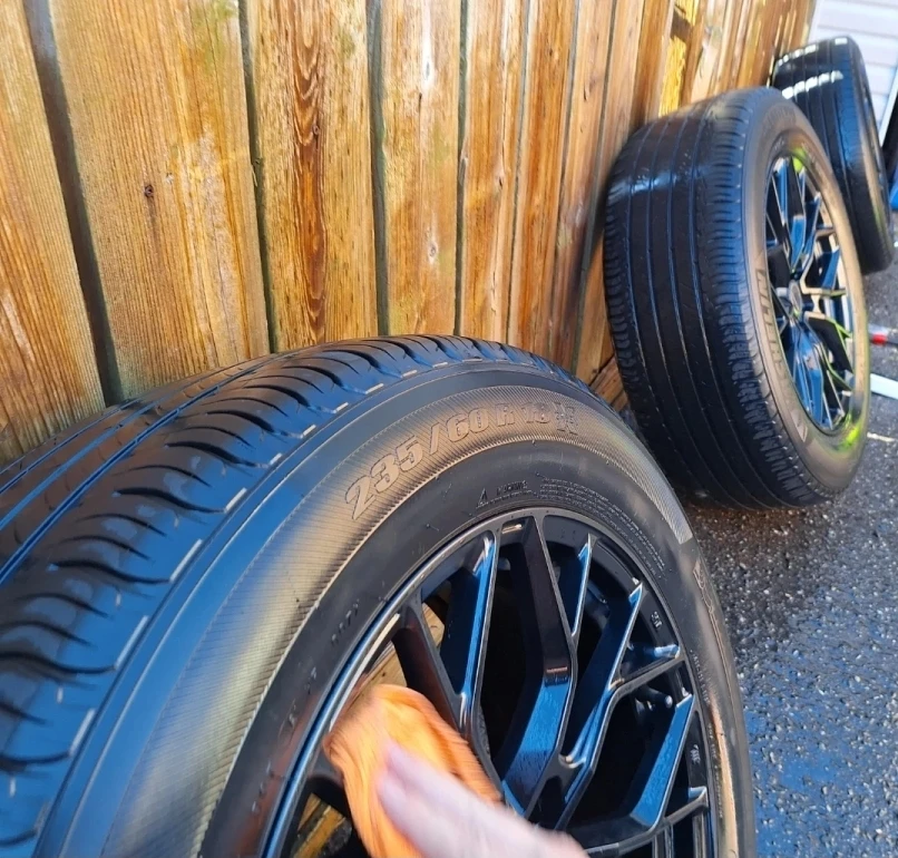 Michelin Tires on Black Rims 235/60R18 - photo 4