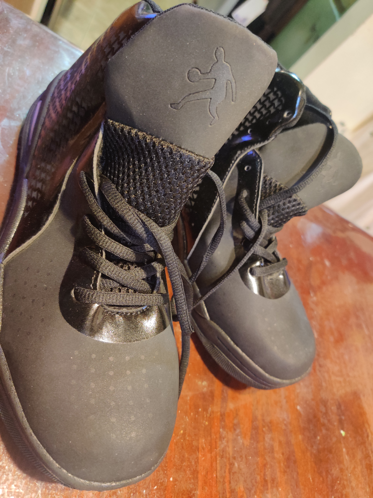 Black Basketball Shoes Size 10 - photo 3
