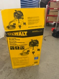 DeWalt 22.7 L / 6 Gal Wet/Dry Vacuum