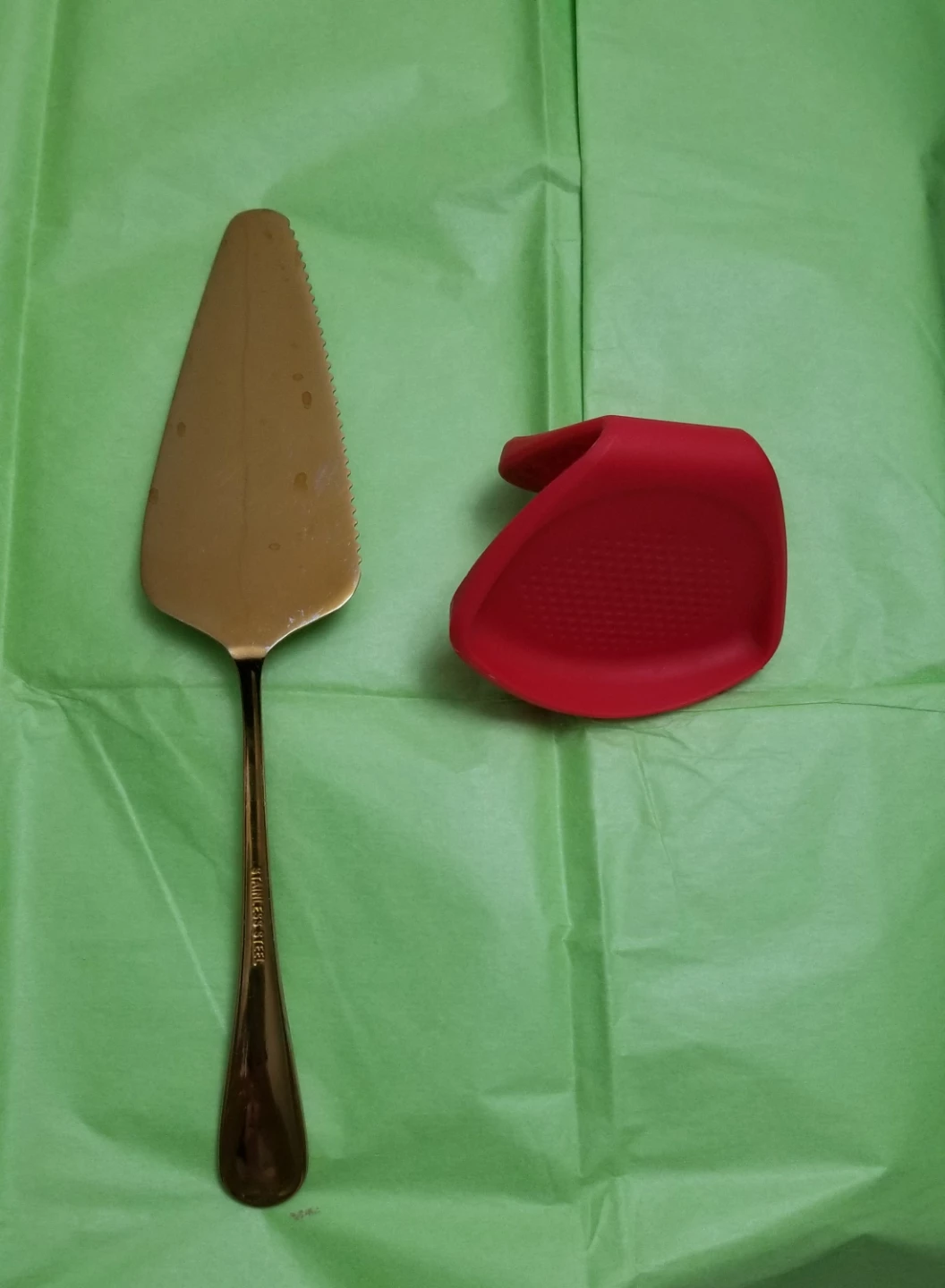 Pie Server & Red Silicone Pot Holder Grip - photo 2