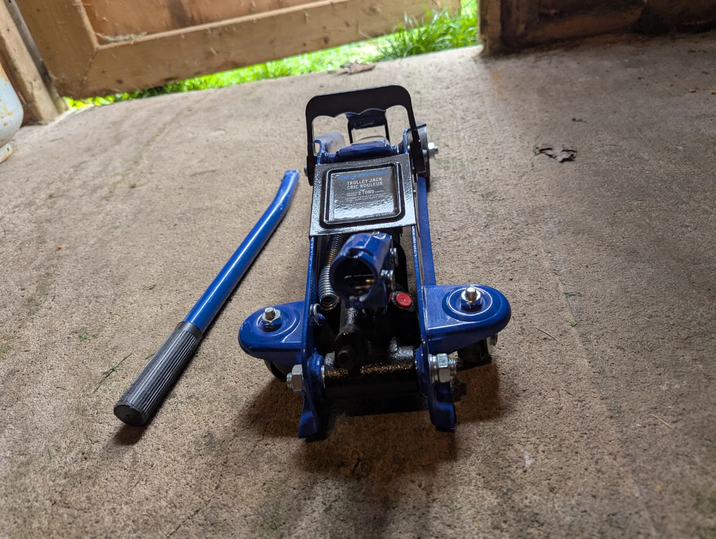 CENTRAL PNEUMATIC TROLLEY JACK 2 TON - photo 2