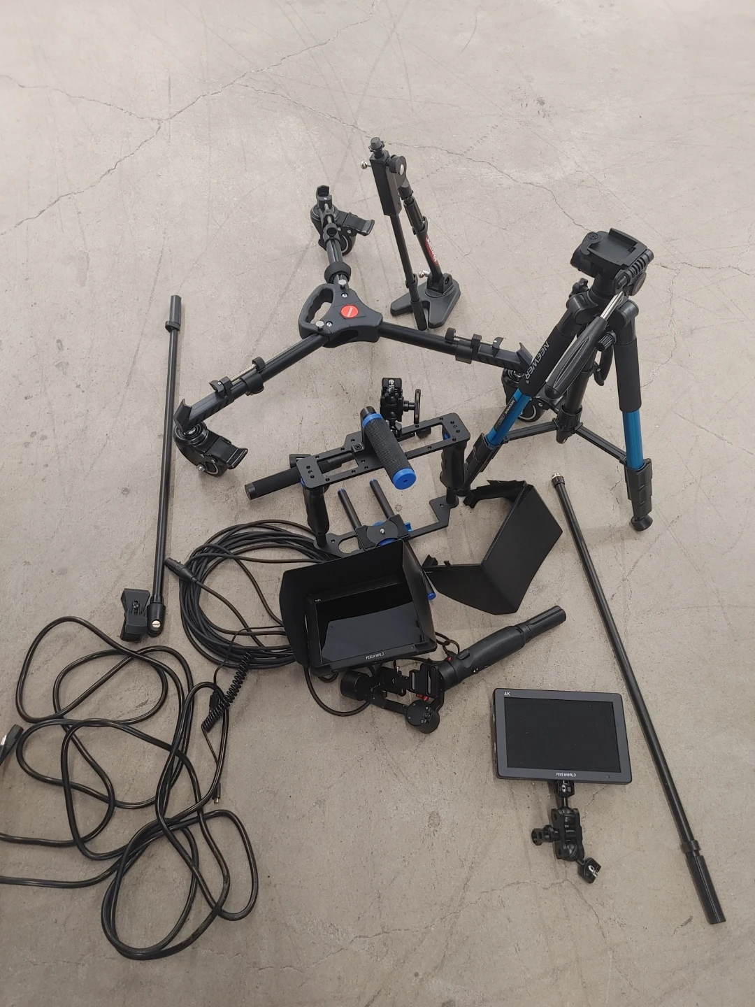Neewer Tripod with Camera Dolly and Monitor - photo 3