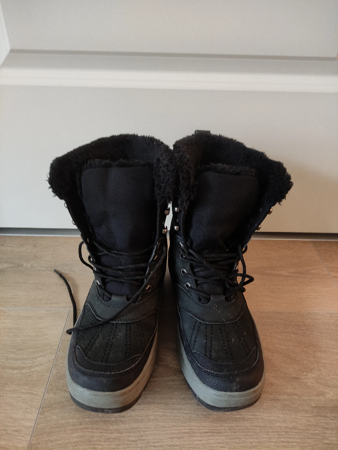 Men Winter Boots (size US 8).
