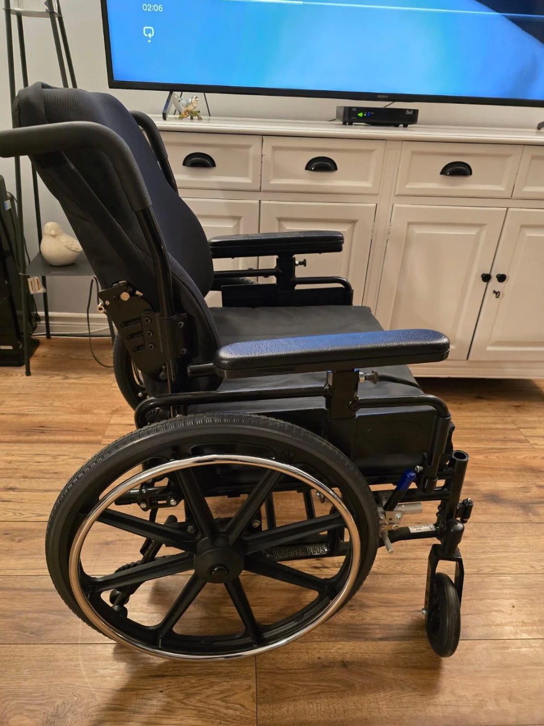 Invacare Voyager Plus Wheelchair with Roho Cushion - photo 4