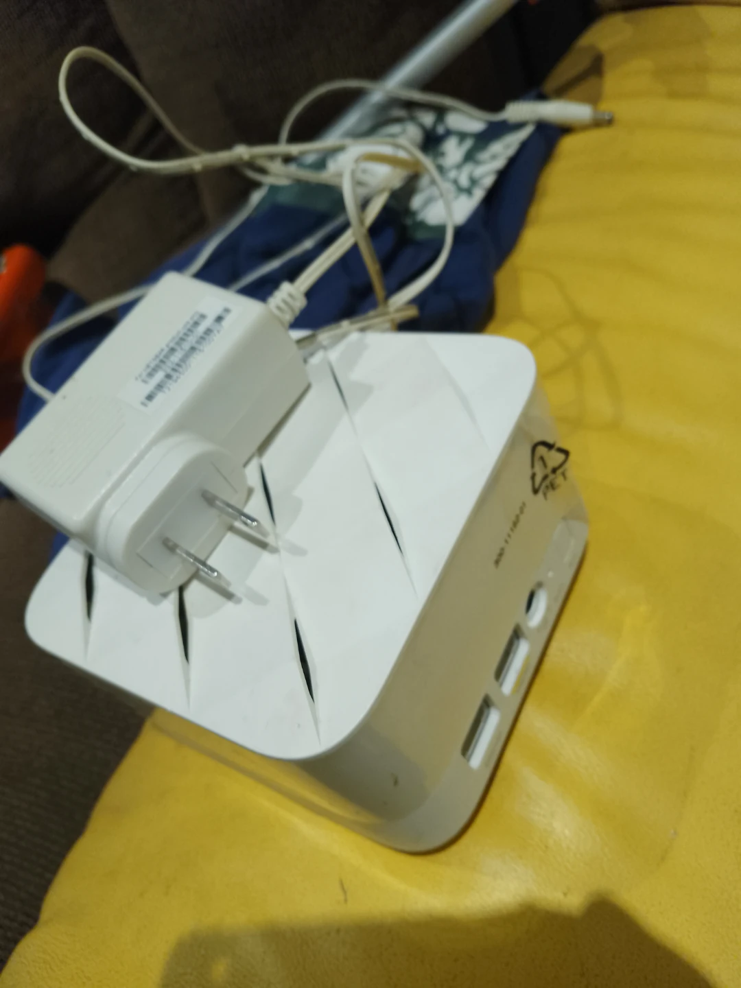 White Wi-Fi Router with Power Adapter - photo 2