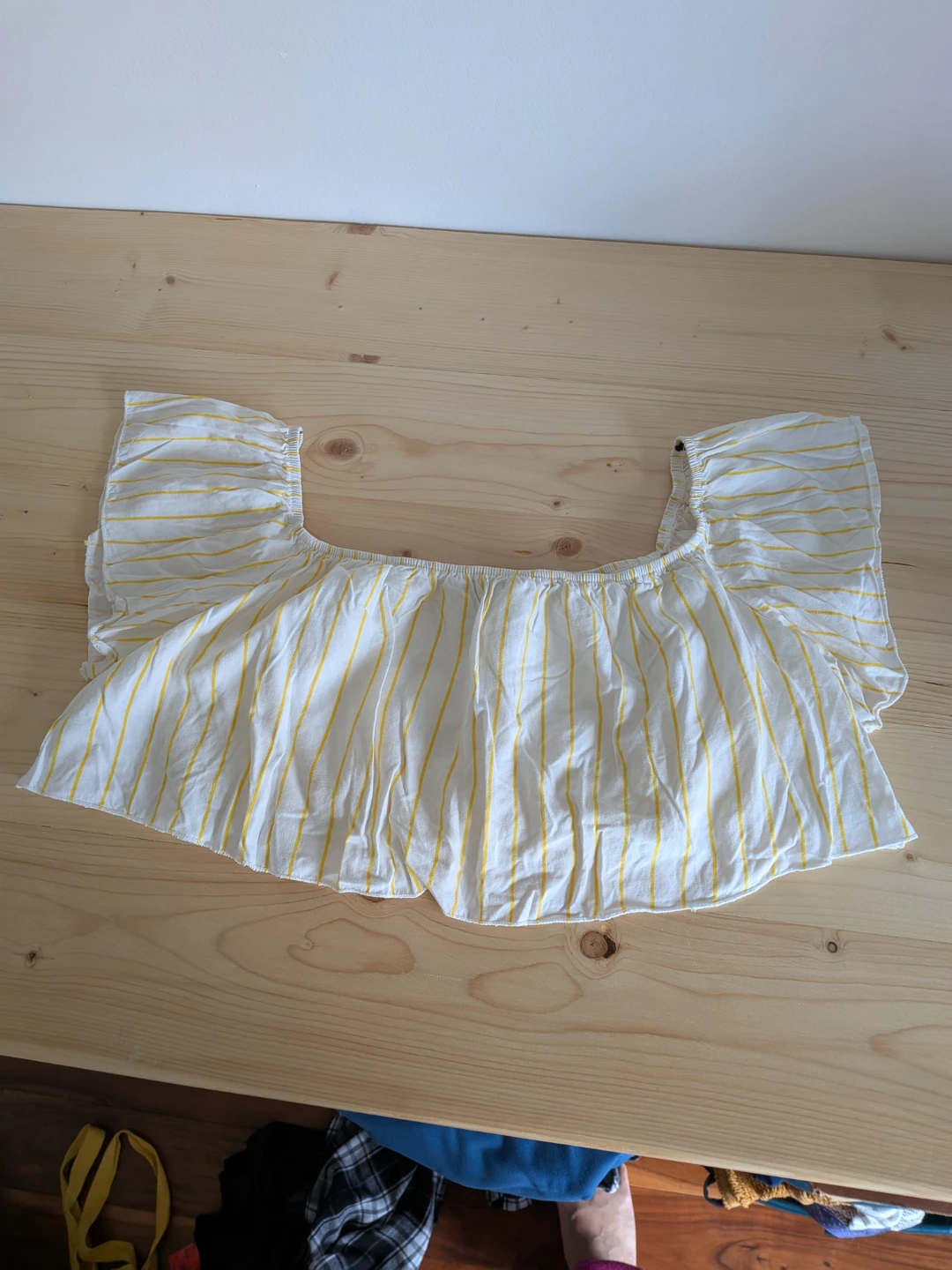 Forever 21 Off-the-Shoulder crop Top - Size L