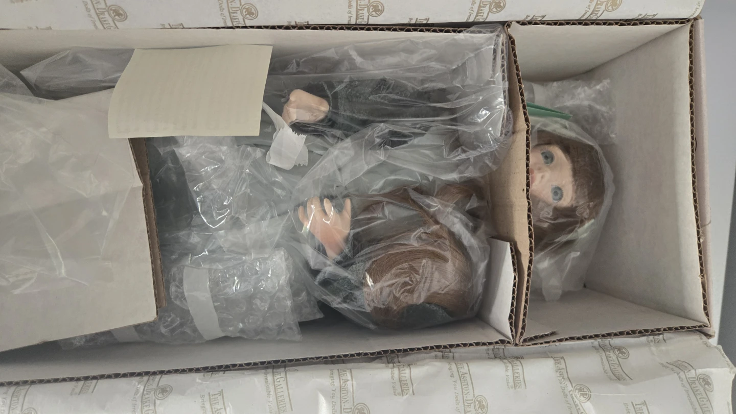 The Ashton-Drake Galleries "Beth" Porcelain Doll - photo 2