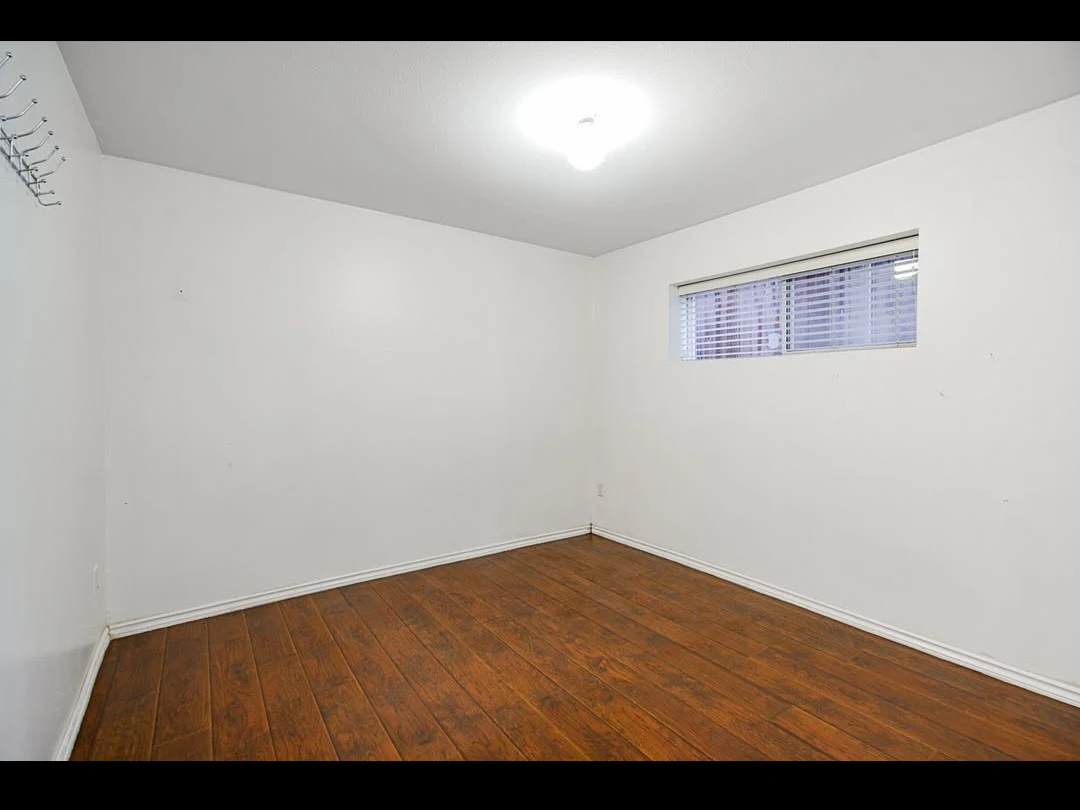 Entire 1b1b house in Joyce Collingwood June 1 - photo 3