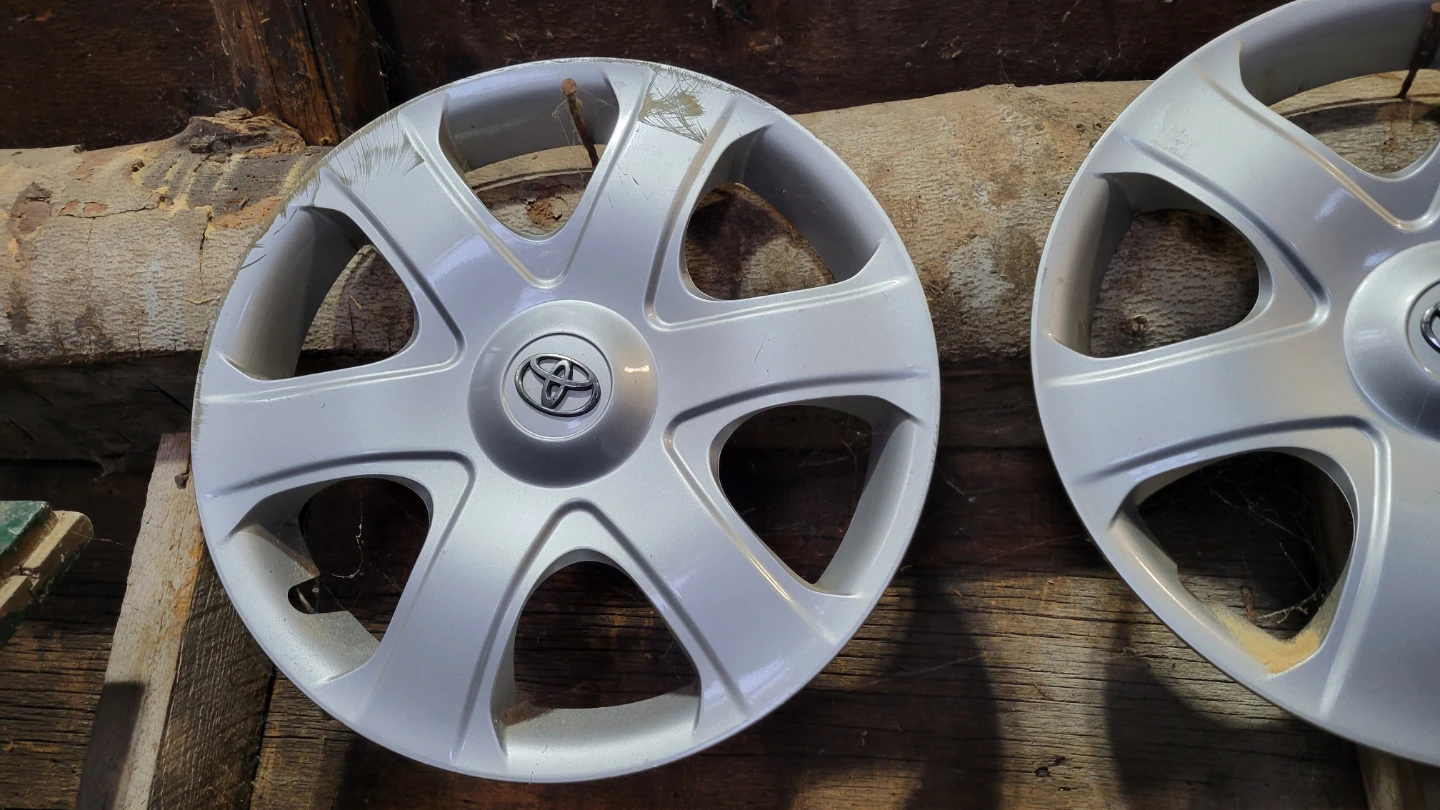 Set of 3 Silver Toyota Hubcaps - photo 4