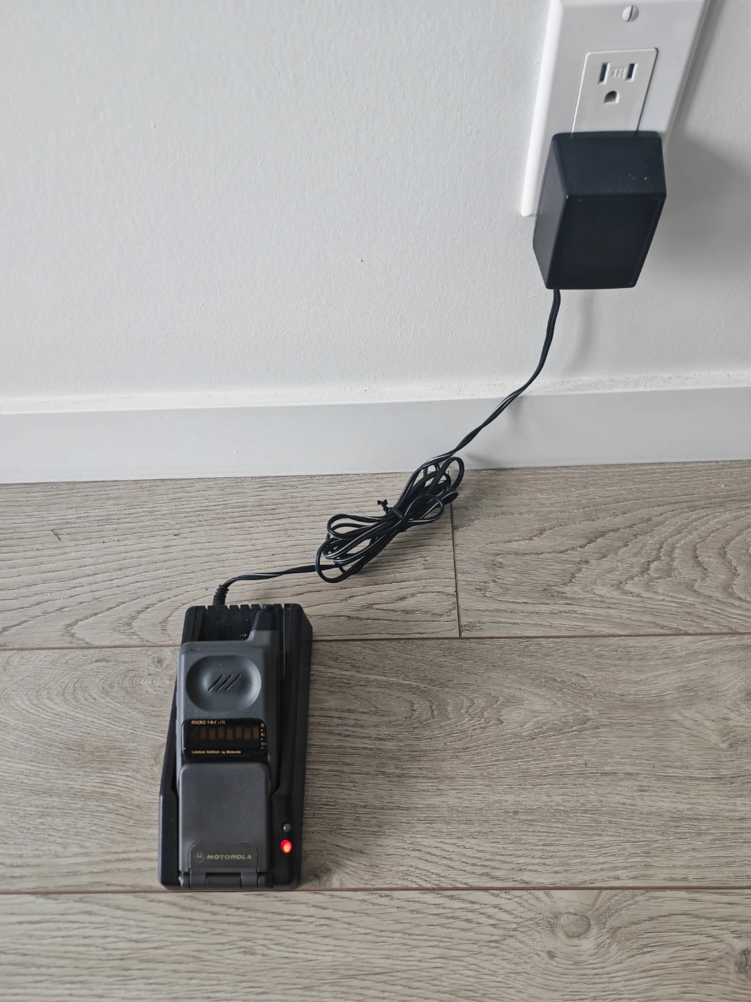 Vintage Motorola MicroTAC Ultra Lite + Original Accessories