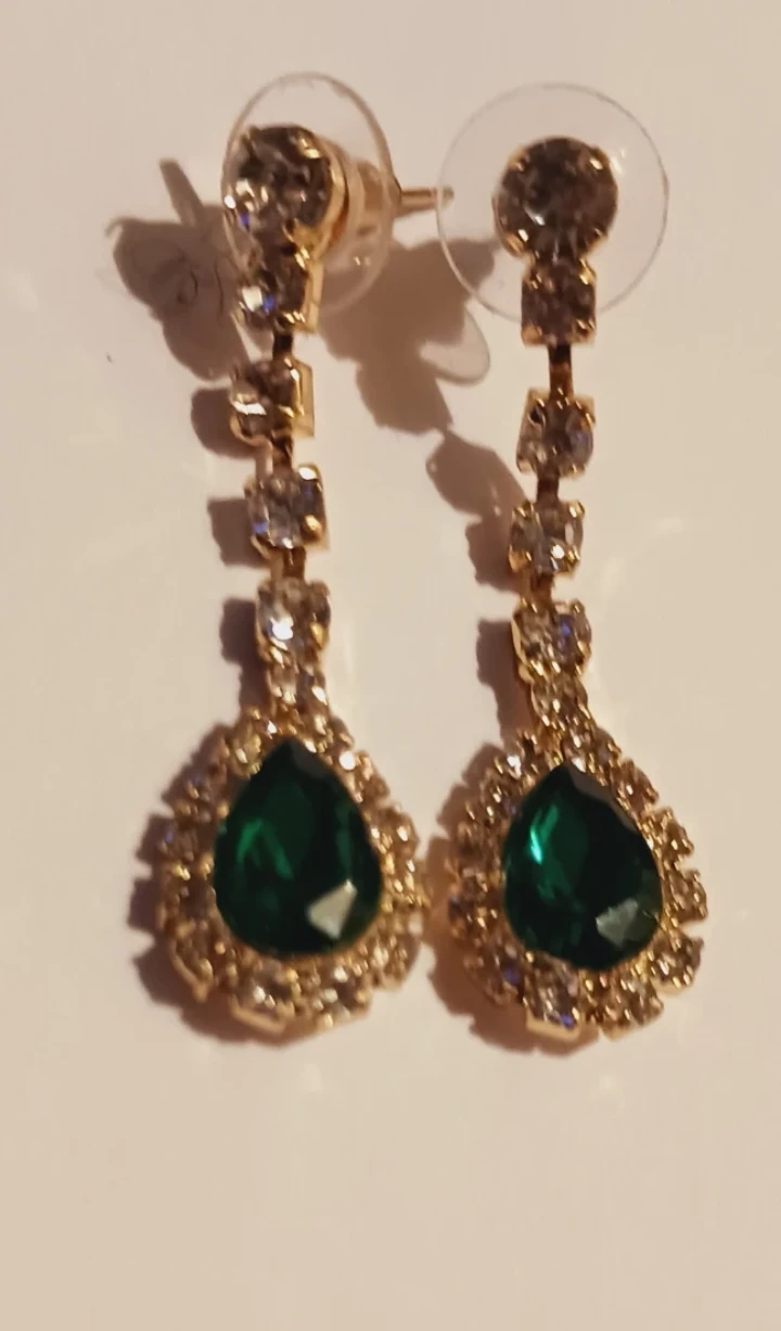 New !! Gold Tone Green Stones Earrings
