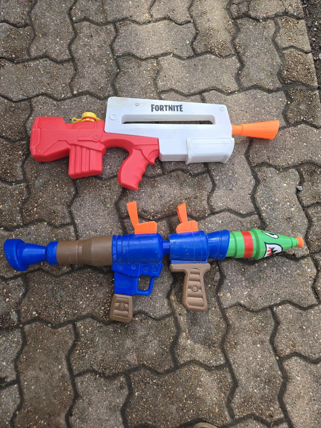 Fortnite Water Guns (2) - Red/White & Blue/Green