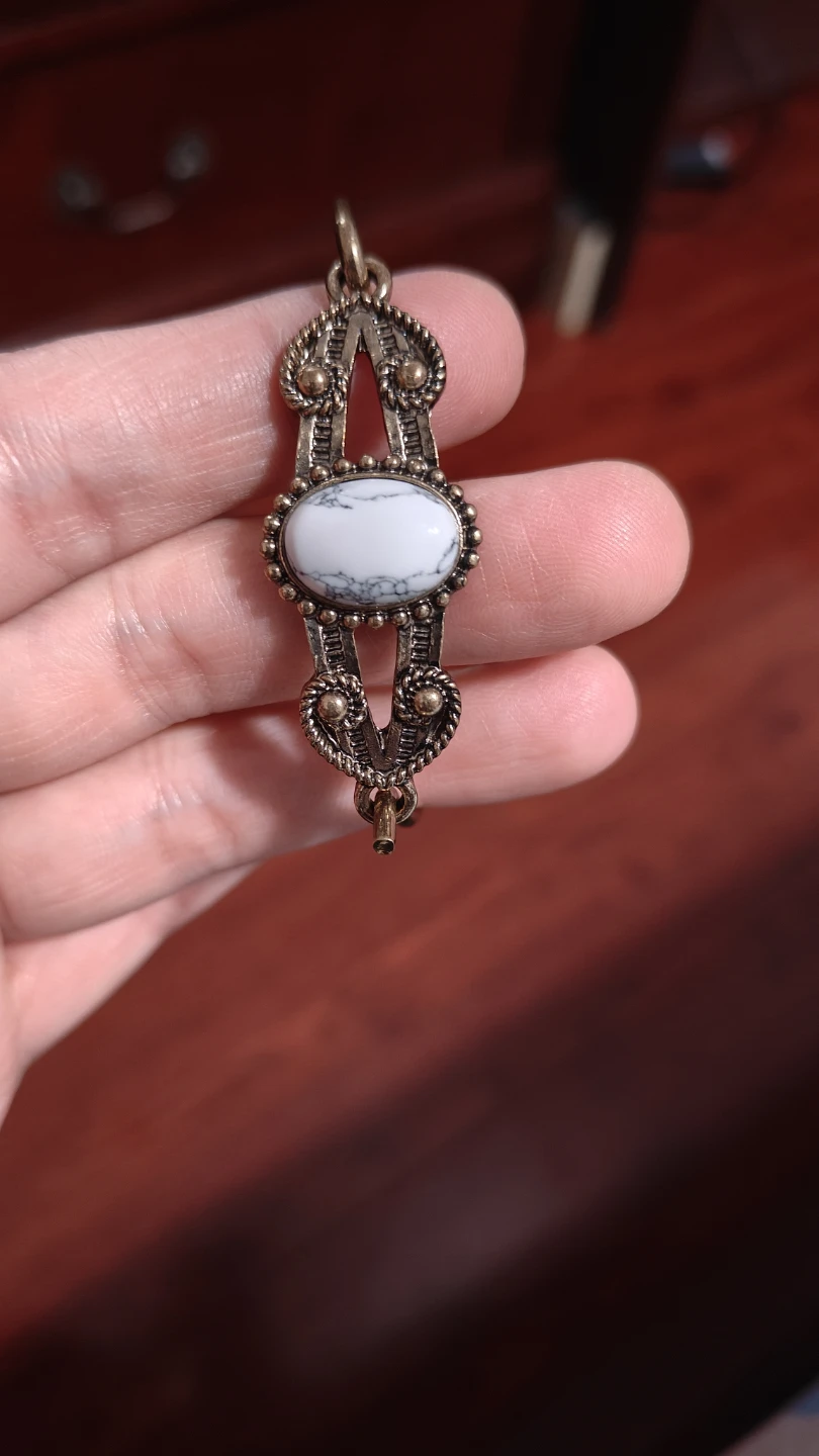 Vintage Style Bangle Bracelet with White Stone