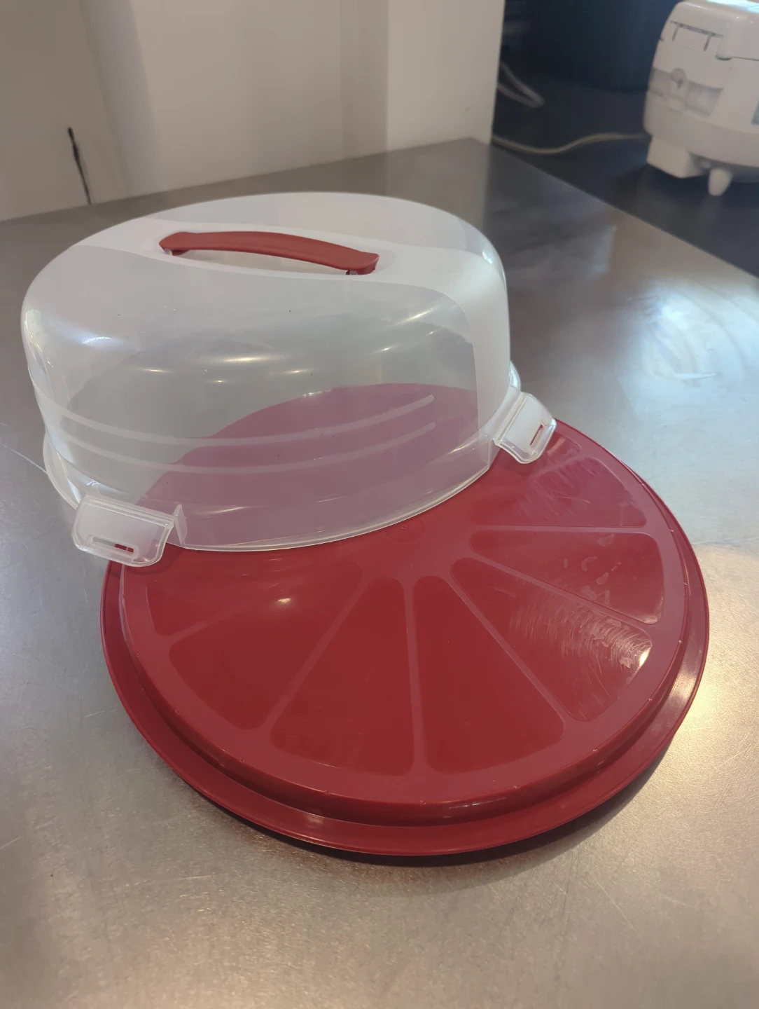 Cake carrier with lid