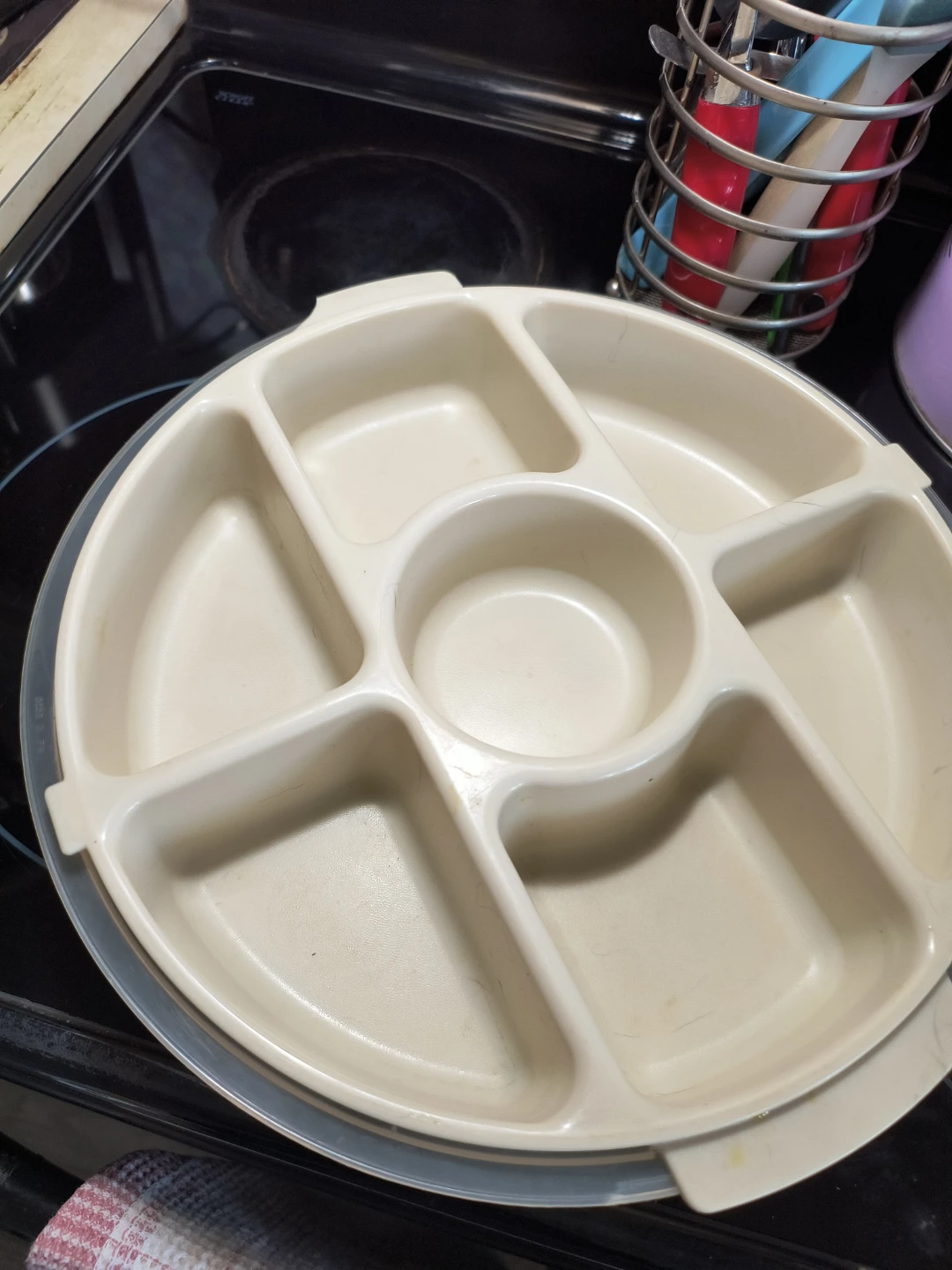 Rubbermaid Servin' Saver Divided Platter with Lid